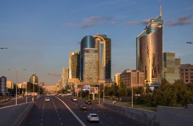 Nur-Sultan (Astana), Kazakistan, 19.08.2017 - Astana şehri gün batımında, ulaşım kulesi binasının görünümü
