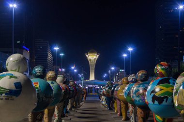 Astana, Kazakistan - 19 Ağustos 2017: Ülkeleri simgeleyen iki metrelik rakamlar - Expo-2017 katılımcıları