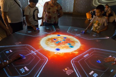 Nur-Sultan (Astana), Kazakistan, 22.08.2017 - Expo-2017 fuarı için interaktif panel (oyun)