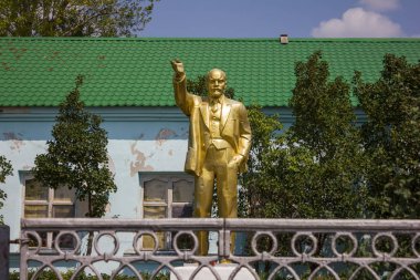 Taskala, Uralsk, Batı Kazakistan (Qazaqstan)-28.07.2019: Vladimir Ilyich Lenin heykeli