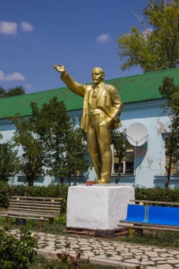 Taskala, Uralsk, Batı Kazakistan (Qazaqstan)-28.07.2019: Vladimir Ilyich Lenin heykeli