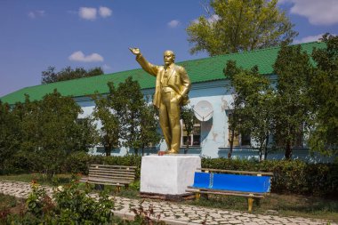 Taskala, Uralsk, Batı Kazakistan (Qazaqstan)-28.07.2019: Vladimir Ilyich Lenin heykeli