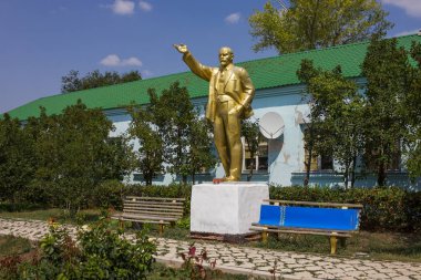 Taskala, Uralsk, Batı Kazakistan (Qazaqstan)-28.07.2019: Vladimir Ilyich Lenin heykeli