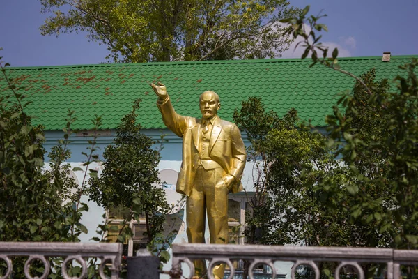 Taskala, Uralsk, Batı Kazakistan (Qazaqstan)-28.07.2019: Vladimir Ilyich Lenin heykeli