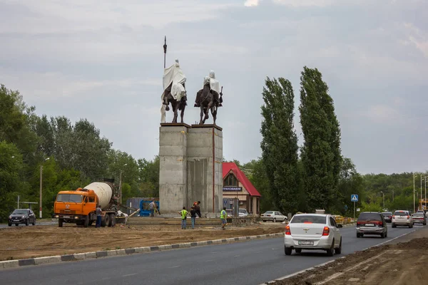 Uralsk Cazaquistão 2019 Instalação Monumento Dois Batedores Makhambet Utemisov Isatay — Fotografia de Stock