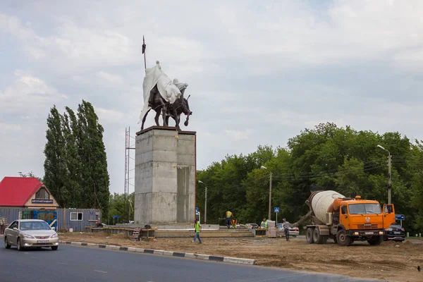 Uralsk Cazaquistão 2019 Instalação Monumento Dois Batedores Makhambet Utemisov Isatay — Fotografia de Stock