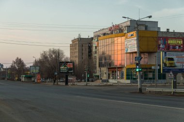 Uralsk, Kazakistan (Kazakistan), boş şehir sokakları, karantina altındaki şehir, gezinti güvertesi alışveriş merkezi