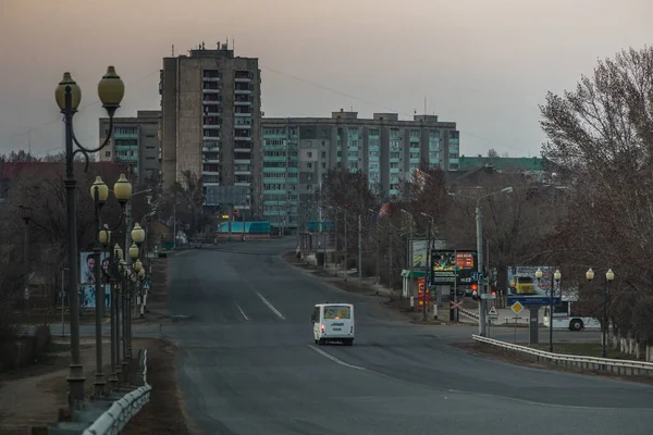 Uralsk Kazakhstan Qazaqstan Bus Solitaire Dans Une Ville Vide Rues — Photo