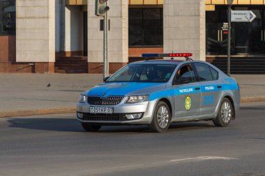 Uralsk, Kazakistan (Kazakistan), 8.04.2020: trafik polisi, karantina, Kazakistan polisi, polis arabası, sözlü-2020, salgın, boş sokak, sokak devriyesi, 2020 , ,  