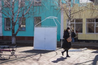 Uralsk, Kazakistan (Kazakistan), 13.03.2020: Coronavirus, maskeli kız, coronavirus nedeniyle halk etkinlikleri ve tatiller iptal edildi,   - ,   ,   