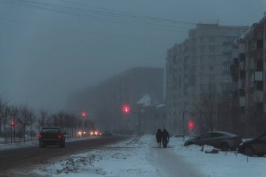 Uralsk şehrinde yoğun sis var. İnsanlar sislerin içinde kayboluyor. Sıcak bir sabah.