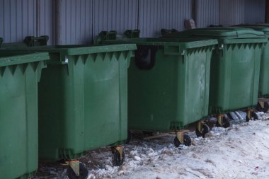 Plastik çöp kutuları, çöpler, plastik oy sandıkları.