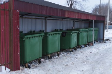 Plastik çöp kutuları, çöpler, plastik oy sandıkları.