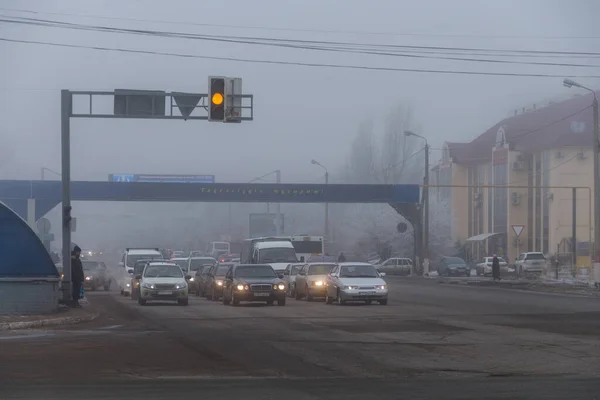 Uralsk Kazakhstan Qazaqstan 2020 Brouillard Matinal Dans Ville Voitures Debout — Photo