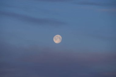 Büyük ay sabah güzel mavi gökyüzüne karşı
