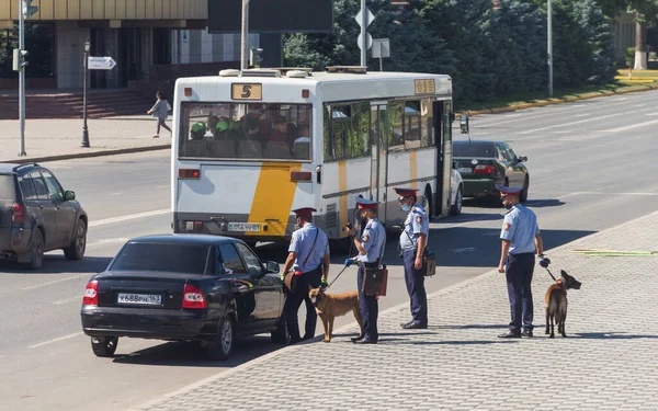 Policiers Avec Chien Patrouillant Dans Rue Kazakhstan Kazakhstan Police — Photo