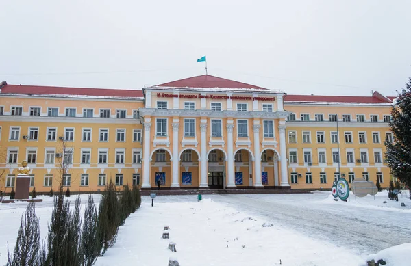 Здание Западно Казахстанского Университета Имени Утемисовой Уральске — стоковое фото