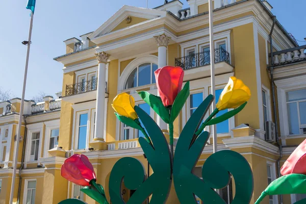 Festive Decorative Flowers Tulips Building Akimat City Uralsk Tulips Decoration — Stock fotografie