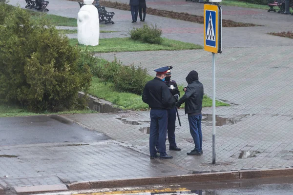 Police Kazakhe Vérifie Les Documents Passant Dans Rue Pendant Quarantaine — Photo