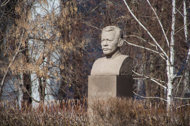 Mikhail Alexandrovich Sholokhov 'un Uralsk' taki heykel büstü