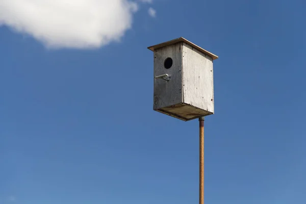 Vogelhaus Hölzerne Vogelhäuschen Gegen Den Himmel — Stockfoto