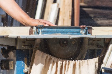 marangoz ahşap işçiliği makinesinde çalışıyor, dairesel bir makine üzerinde çalışıyor, ahşap işçiliği, mobilya üreticisi.