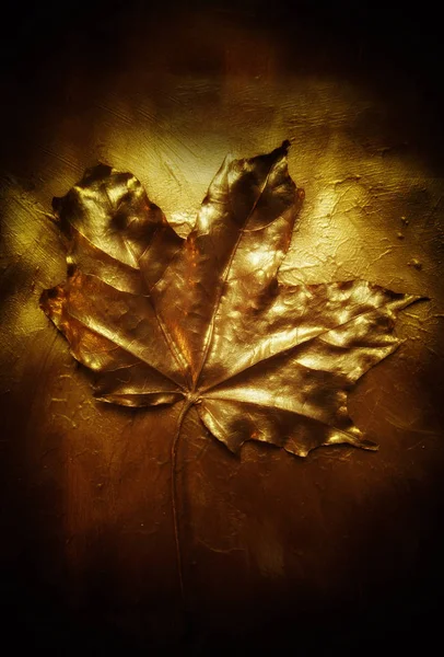 Gouden Maple Leaf Achtergrond Van Gouden Acryl — Stockfoto