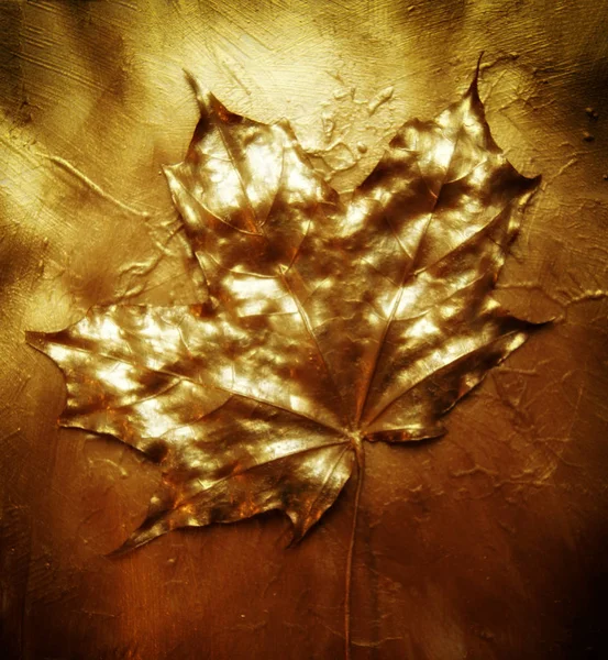 Gouden Maple Leaf Achtergrond Van Gouden Acryl — Stockfoto