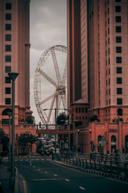 Modern Şehrin Panoraması. Endüstriyel işleme modern şehrin manzara. Gölgelerde derin siyah ve fotoğrafın parlak kısımlarında turuncu bir renk tonu olan manzara.