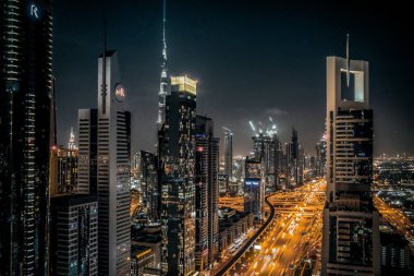 Modern Dubai şehrinin manzarası. Parlak alanlarda derin kontrast ve turuncu ile endüstriyel işleme de fotoğraflama.