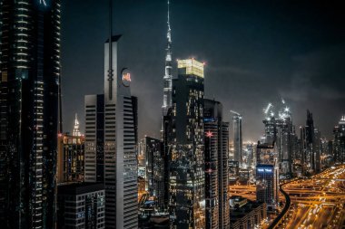 Modern Dubai şehrinin manzarası. Parlak alanlarda derin kontrast ve turuncu ile endüstriyel işleme de fotoğraflama.