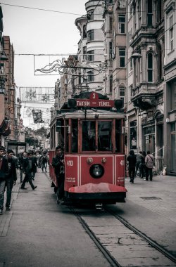 Modern Istanbul şehrinin peyzaj Sanayi işleme. Bulutlu havalarda Taksim Sokağı meşgul.