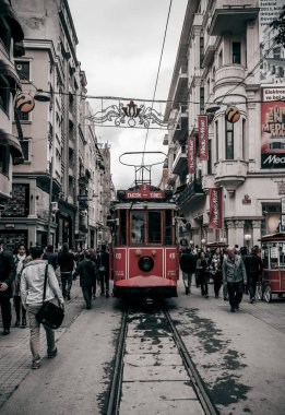 Modern Istanbul şehrinin peyzaj Sanayi işleme. Bulutlu havalarda Taksim Sokağı meşgul.
