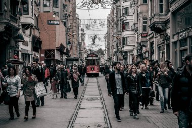 Modern Istanbul şehrinin peyzaj Sanayi işleme. Bulutlu havalarda Taksim Sokağı meşgul.