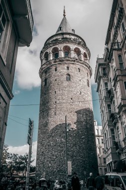 Istanbul 'un Türk kentinde Galata Kulesi 'nin görünümü. Endüstriyel işleme kentin tarihi bölümünün peyzaj. Fotoğraf Mayıs 2014 çekilen.