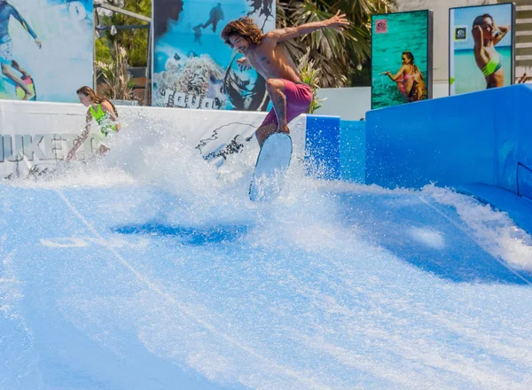 Training in the school of surfing on an artificial wave. — Stock Photo, Image