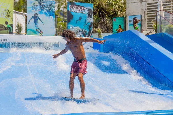 Utbildning i skolan för surfing på en konstgjord våg. — Stockfoto