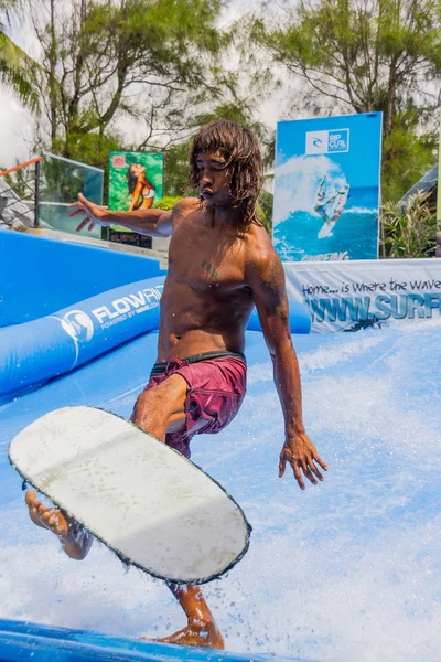 Entrenamiento en la escuela de surf en una ola artificial . — Foto de Stock