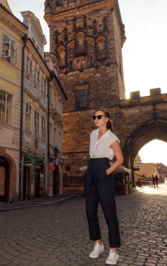 Güneşli bir günde Prag 'da bir kız dolaşıyor..