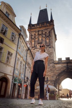 Güneşli bir günde Prag 'da bir kız dolaşıyor..