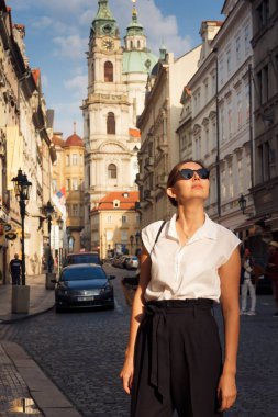 Güneşli bir günde Prag 'da bir kız dolaşıyor..