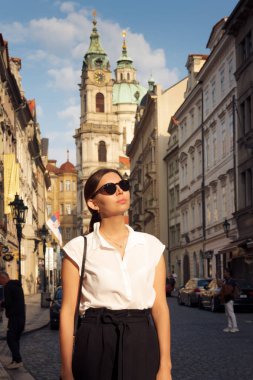 Güneşli bir günde Prag 'da bir kız dolaşıyor..