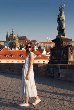 Güneşli bir günde Prag 'da bir kız dolaşıyor..