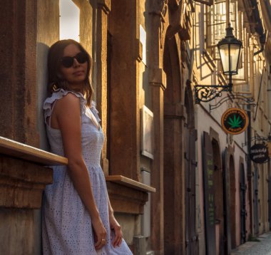 Güneşli bir günde Prag 'da bir kız dolaşıyor..