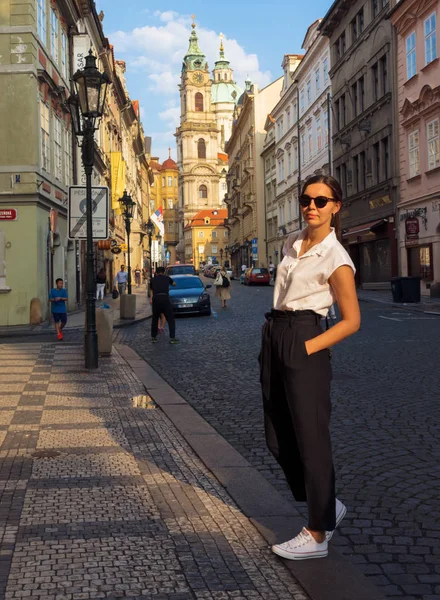 Güneşli bir günde Prag 'da bir kız dolaşıyor..
