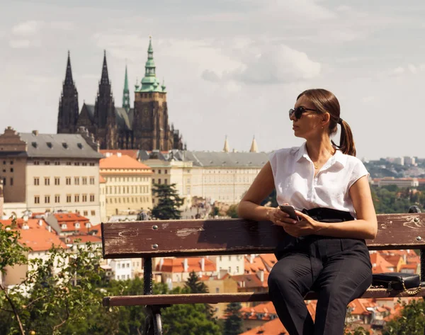 Ein Mädchen spaziert an einem sonnigen Tag durch Prag. — Stockfoto