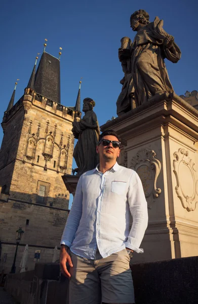 Muž chodí po Praze za slunečného dne. — Stock fotografie