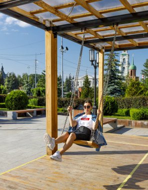 Kız, Rusya 'nın Tula şehrinde sallanıyor..