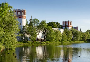 Açık bir yaz akşamında Novodevichy Manastırı manzarası. Rusya Moskova.