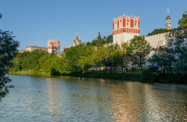 Açık bir yaz akşamında Novodevichy Manastırı manzarası. Rusya Moskova.